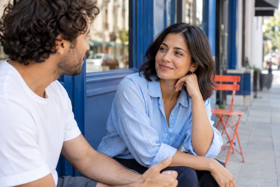 Everyday conversation outside a café